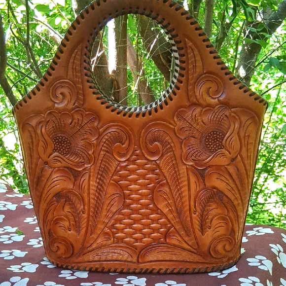 Hand-tooled Leather Purse. - Picture 1 of 4